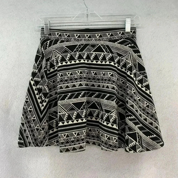 Pink Victorias Secret Women’s Skirt Sm Black/White Tribal Skater Elastic Waist - Picture 1 of 4